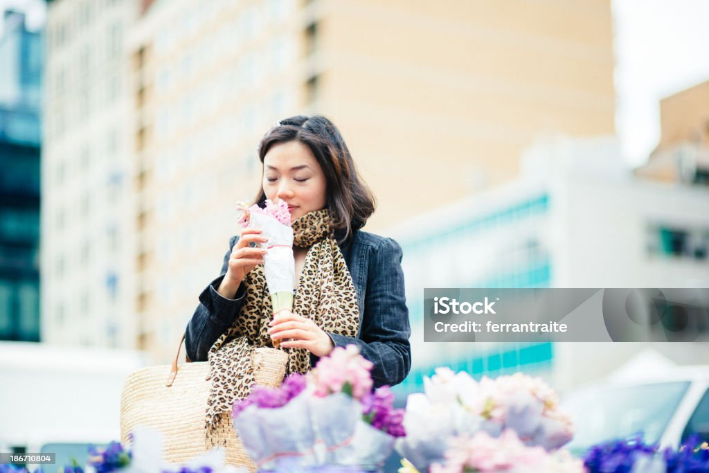 Donna cinese acquisto di fiori da Street Bancarella - Foto stock royalty-free di Mercato di prodotti agricoli