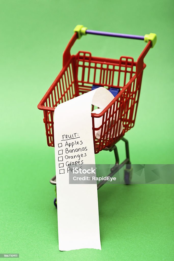 Lista de compras de frutas saludables en diminutos carrito - Foto de stock de Actividad comercial libre de derechos