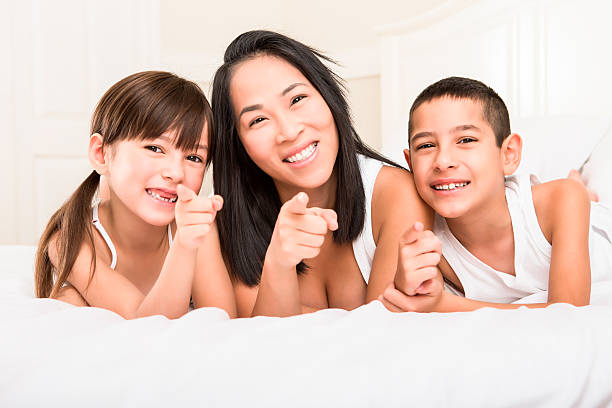 istock Mom and kids pointing 186710925