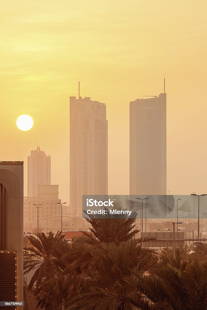 Manama, Bahrain pôr do sol, cidade de cena - Foto de stock de Arranha-céu royalty-free