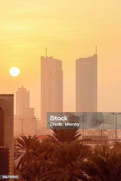 Foto de Manama Bahrain Pôr Do Sol Cidade De Cena e mais fotos de stock de Arranha-céu - Arranha-céu, Arábia, Barein