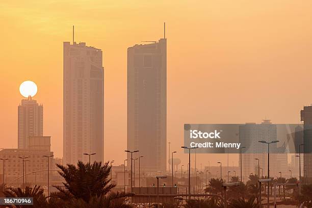 Bahréin Atardecer Manama A La Ciudad Foto de stock y más banco de imágenes de Bahréin - Bahréin, Calle, Ciudad