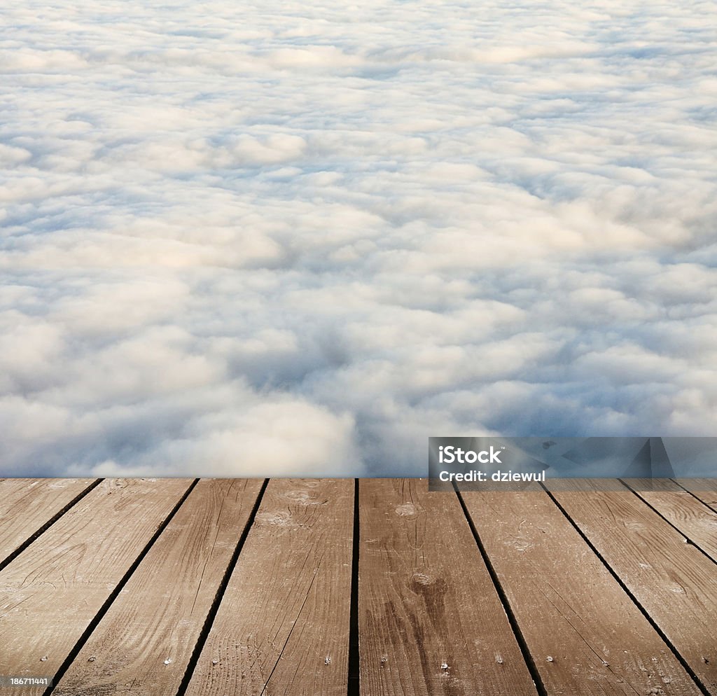 Mesa de madera vacía terraza con nubes. - Foto de stock de Aire libre libre de derechos