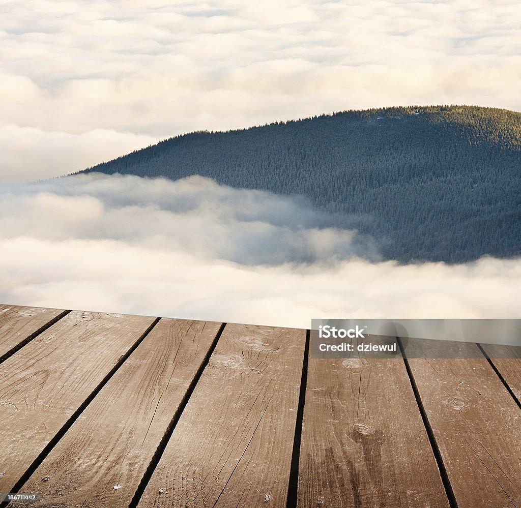 Mesa vazia de deck de madeira com nuvens. - Foto de stock de Acima royalty-free