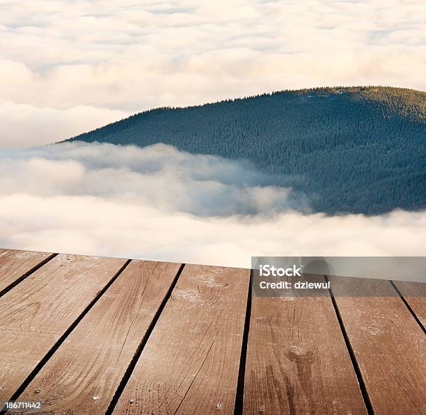 Foto de Mesa Vazia De Deck De Madeira Com Nuvens e mais fotos de stock de Acima - Acima, Azul, Beleza natural - Natureza