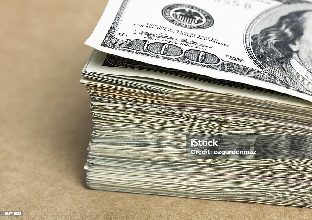 Pila de billetes de dólar - Foto de stock de Abundancia libre de derechos