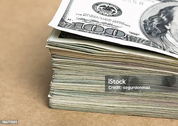 Stos Dolarów Banknotów - zdjęcia stockowe i więcej obrazów Banknot - Banknot, Banknot USA, Banknot studolarowy
