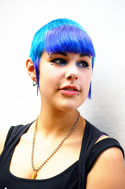 polarizado imagen de bluehair glam punk modelo con los piercings - pop punk fotografías e imágenes de stock