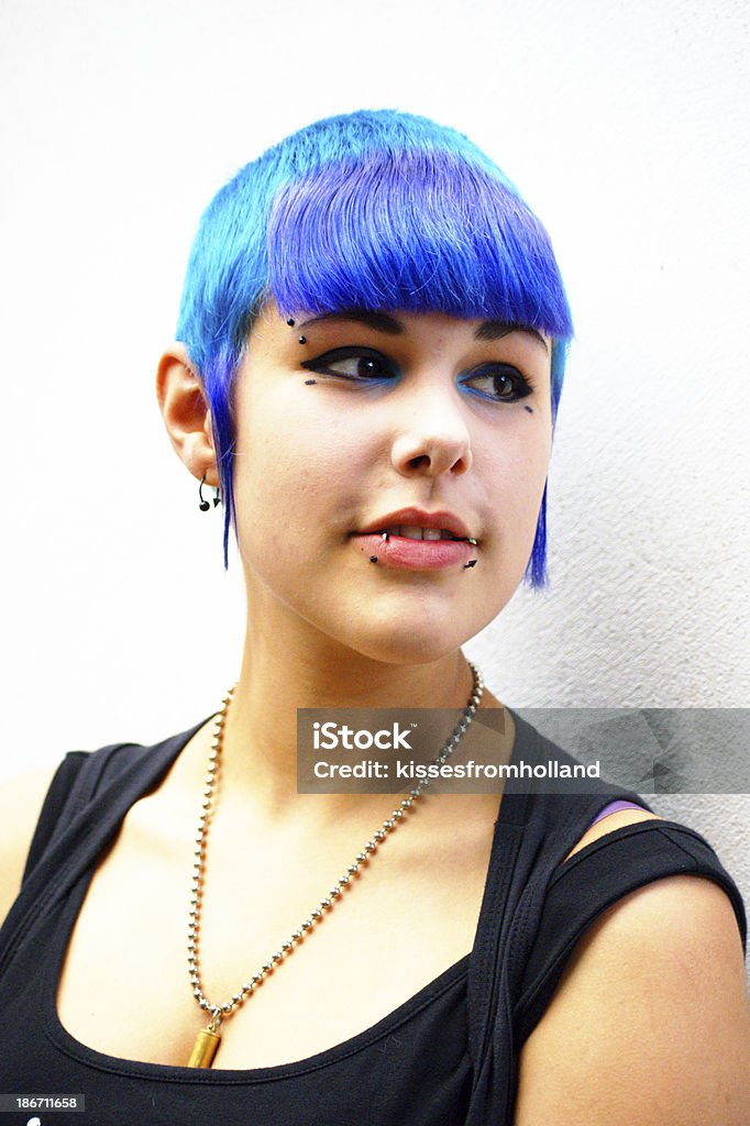 Circonscrit photo de bluehair Punk modèle glamour avec vos piercings - Photo de Cheveux courts libre de droits