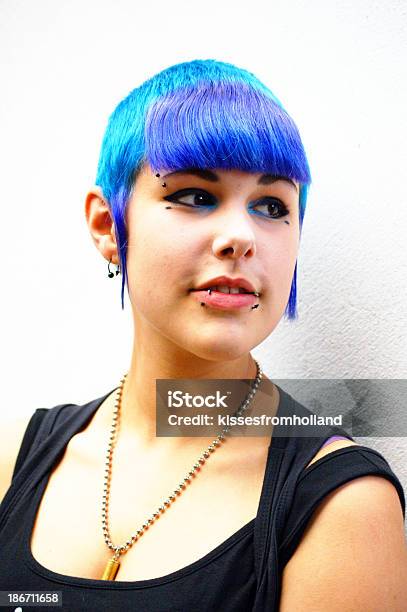Spolaryzowane Obraz Bluehair Glam Punk Model Z Piercing - zdjęcia stockowe i więcej obrazów Grzywka