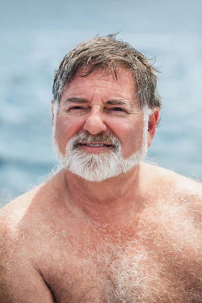 mann auf das meer - chest hair stock-fotos und bilder