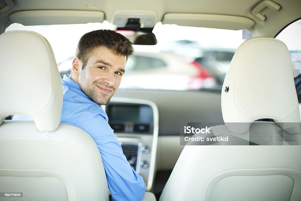 Atractivo hombre en un coche. - Foto de stock de 30-39 años libre de derechos