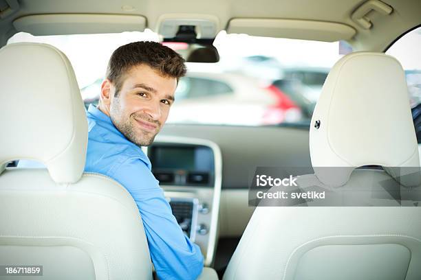 Atractivo Hombre En Un Coche Foto de stock y más banco de imágenes de 30-39 años - 30-39 años, Adulto, Adulto joven