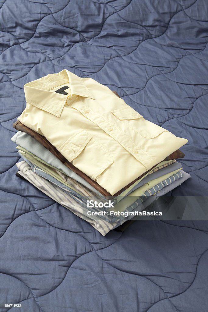 Pila de camisas - Foto de stock de Dormitorio - Habitación libre de derechos