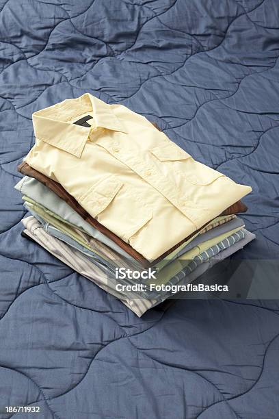 Pila De Camisas Foto de stock y más banco de imágenes de Dormitorio - Habitación - Dormitorio - Habitación, Amarillo - Color, Arreglo