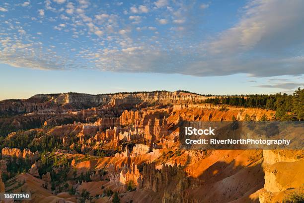 Sunrise Bryce Canyon Utah Foto de stock y más banco de imágenes de Aire libre - Aire libre, Aislado, Ancho