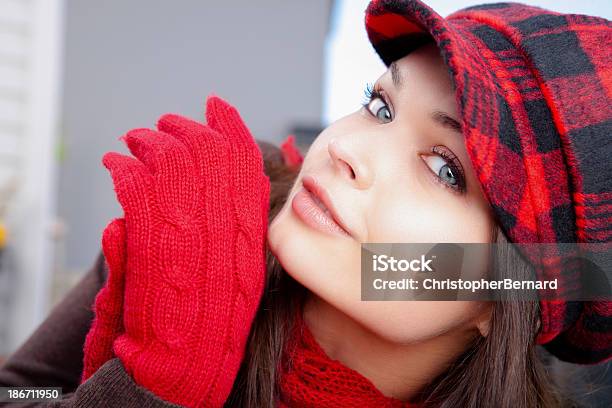 Mulher Sorridente Outono Retrato - Fotografias de stock e mais imagens de 20-24 Anos - 20-24 Anos, Adulto, Ao Ar Livre