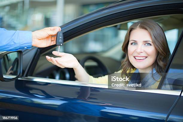 Foto de Mulher Bying Car e mais fotos de stock de 30 Anos - 30 Anos, Adulto, Cabeça Humana