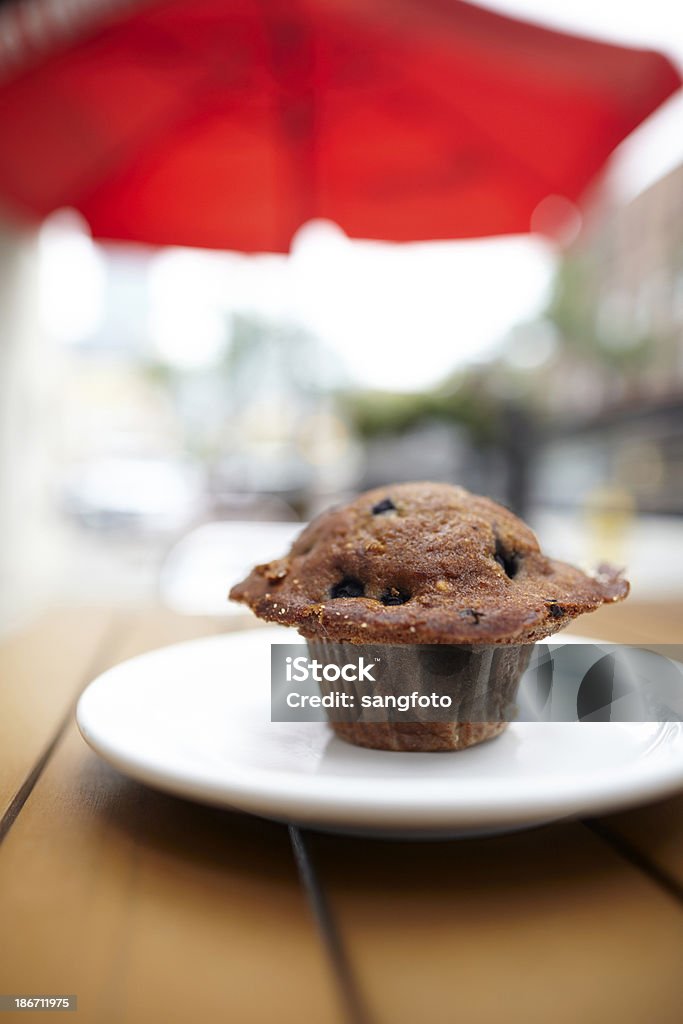 muffin aux myrtilles plat sur une table en extérieur - Photo de Aliment libre de droits
