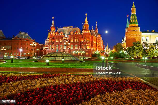 Moscovo Kremlim E Museu Histórico À Noite - Fotografias de stock e mais imagens de Anoitecer - Anoitecer, Ao Ar Livre, Arcaico