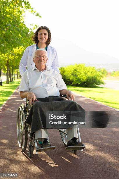 Prestador De Cuidados De Saúde - Fotografias de stock e mais imagens de 60-64 anos - 60-64 anos, 60-69 Anos, 65-69 anos