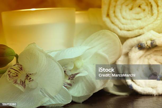Producto Para El Spa Foto de stock y más banco de imágenes de Aceite de aromaterapia - Aceite de aromaterapia, Aceite de masaje, Armonía - Concepto