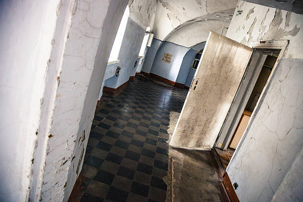 korridor eines alten verlassenen madhouse - estonia tallinn old ruin ruined stock-fotos und bilder