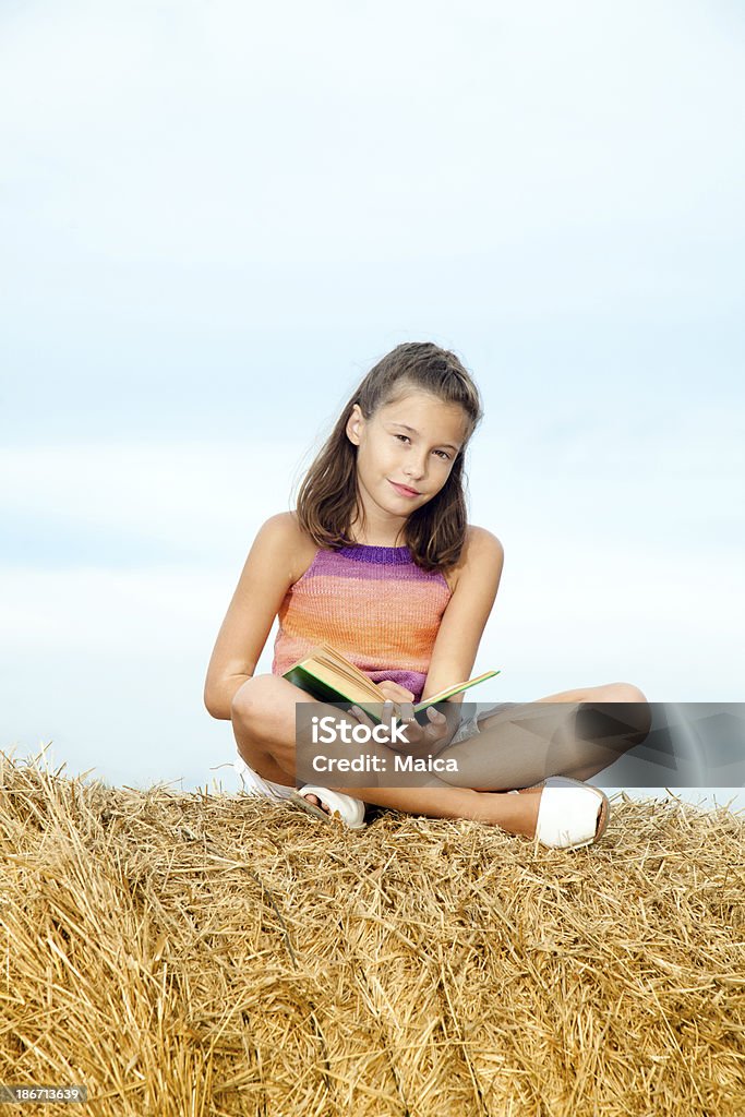 어린 소녀 hay, 독서모드 - 로열티 프리 10-11세 스톡 사진