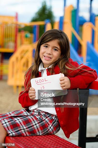 Retrato De Menina Engraçada Que Adora Escola - Fotografias de stock e mais imagens de 6-7 Anos - 6-7 Anos, Aluna, Aluno da Escola Primária
