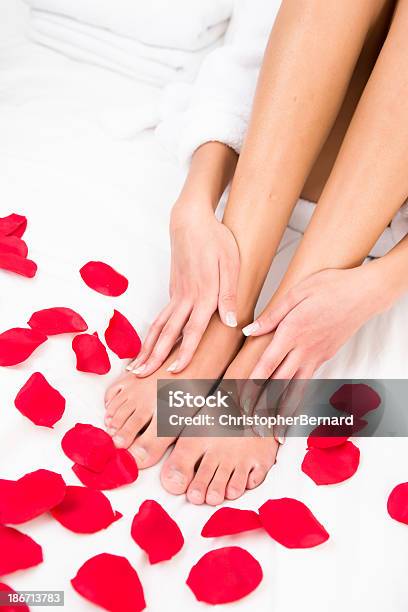 Foto de Closeup De Barefoot Com Pétalas De Rosas e mais fotos de stock de Dia dos Namorados - Dia dos Namorados, Rosa - Flor, Cuidado com o corpo