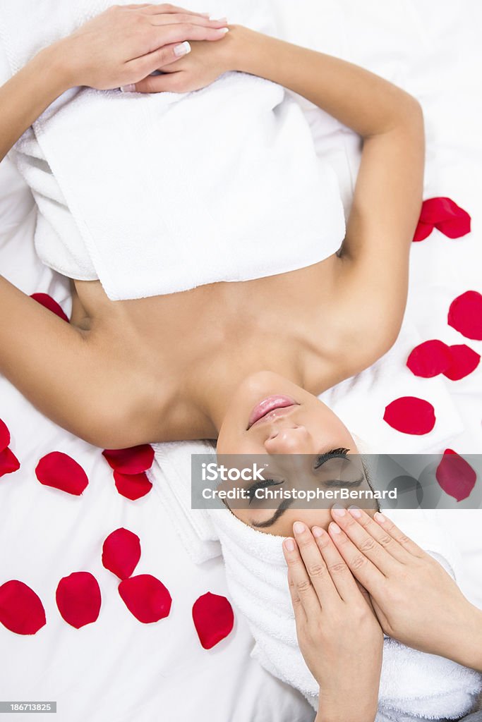Mulher em spa com Pétalas de rosa - Royalty-free Massagem na Cabeça Foto de stock