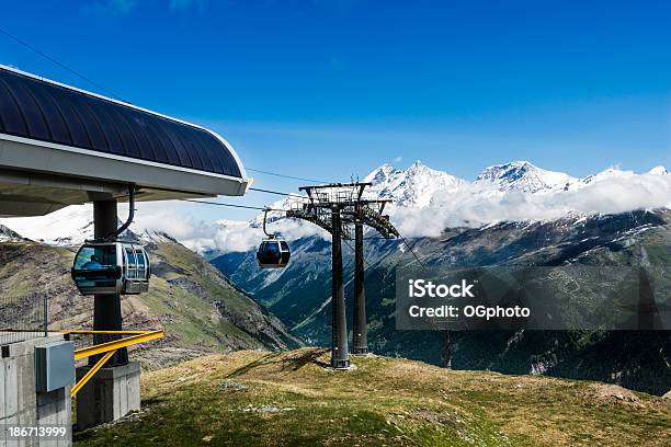 Photo libre de droit de Cable Cars Avec Des Montagnes Enneigées En Arrièreplanxxxl banque d'images et plus d'images libres de droit de Alpes Pennines