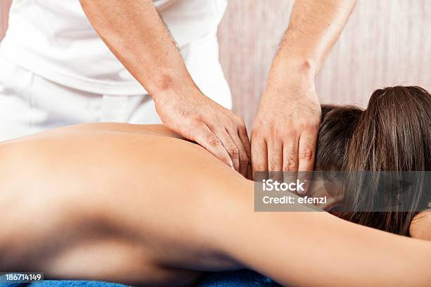 Massaggio Del Collo - Fotografie stock e altre immagini di 20-24 anni - 20-24 anni, Adulto, Ambientazione interna