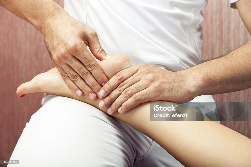 Massagem nos pés - Foto de stock de 20 Anos royalty-free