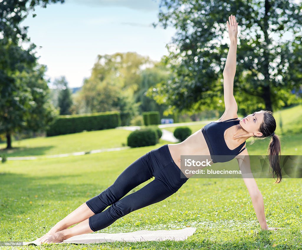 Mujer haciendo Yoga al aire libre - Foto de stock de Mujeres jóvenes libre de derechos