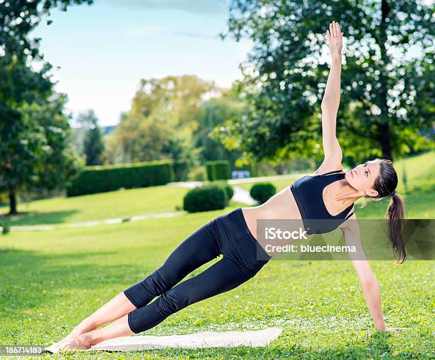 Mujer Haciendo Yoga Al Aire Libre Foto de stock y más banco de imágenes de Mujeres jóvenes - Mujeres jóvenes, Actividades recreativas, Actividades y técnicas de relajación