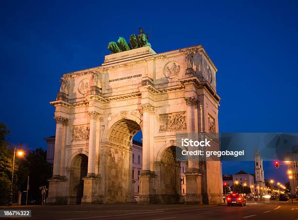 Photo libre de droit de Siegestor Memorial Arch À Munich En Allemagne De Nuit banque d'images et plus d'images libres de droit de Allemagne