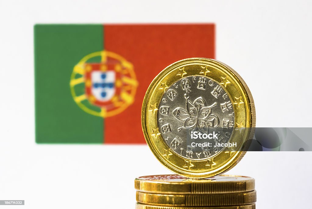 Bandera portuguesa y Euro - Foto de stock de Moneda de la Unión Europea libre de derechos