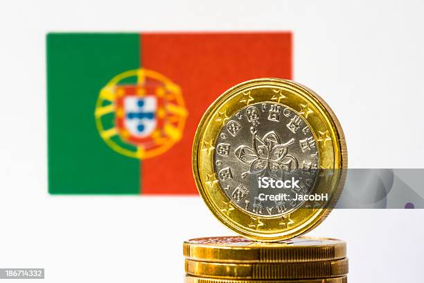 Bandera Portuguesa Y Euro Foto de stock y más banco de imágenes de Moneda de la Unión Europea - Moneda de la Unión Europea, Portugal, Símbolo de Moneda de la Comunidad Europea