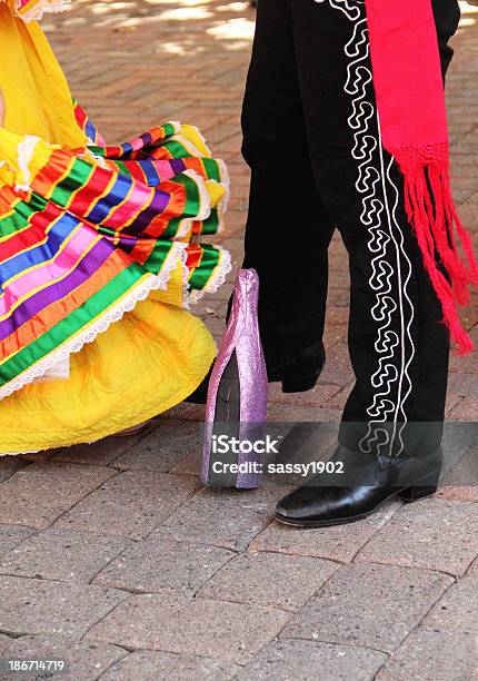 Foto de Dança Mexicana Garrafa De Comemoração e mais fotos de stock de Cinco de Mayo - Cinco de Mayo, Dançar, Colorido