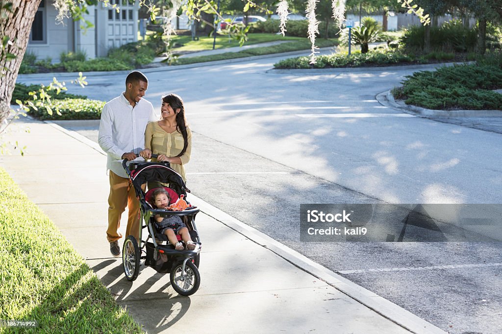 Junge Familie mit baby im Kinderwagen - Lizenzfrei Sportkinderwagen Stock-Foto