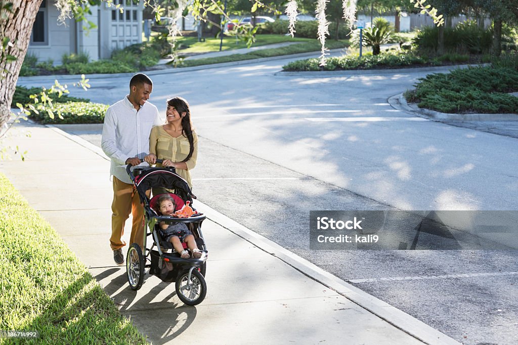 Familia joven con bebé en stroller - Foto de stock de Cochecito para niños libre de derechos