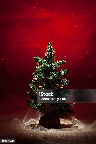 Foto de Árvore De Natal Com Halo De Luz e mais fotos de stock de Aniagem de Cânhamo - Aniagem de Cânhamo, Em Foco, Espaço para Texto