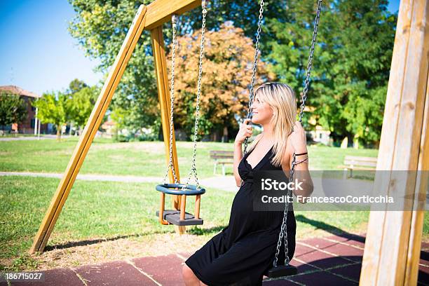 Schöne Schwangere Frau Stockfoto und mehr Bilder von Bauch - Bauch, Baum, Braunes Haar