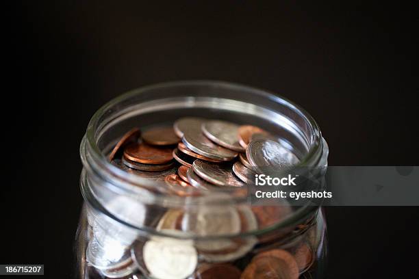 Oszczędności W Słoju - zdjęcia stockowe i więcej obrazów 1 cent amerykański - 1 cent amerykański, Bez ludzi, Dwadzieścia pięć centów