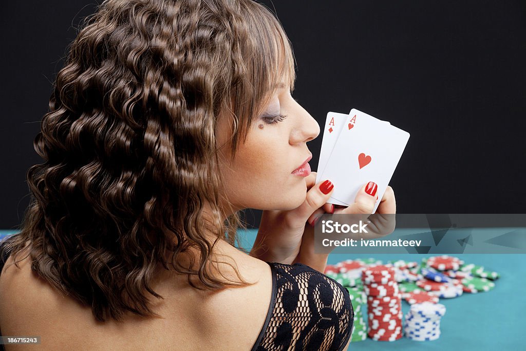 Mujer joven con tarjetas de póquer - Foto de stock de Adulto libre de derechos