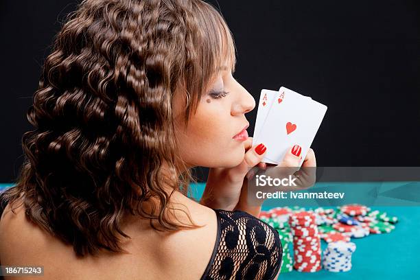 Mujer Joven Con Tarjetas De Póquer Foto de stock y más banco de imágenes de Adulto - Adulto, Adulto joven, Alcanzar