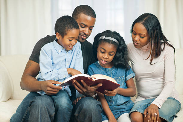 istock Family Praying 186715303