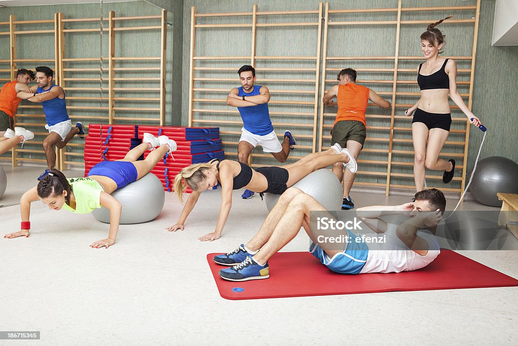 Grupo de pessoas na academia de ginástica - Foto de stock de 20 Anos royalty-free