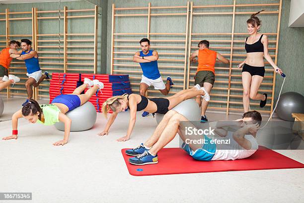 Foto de Grupo De Pessoas Na Academia De Ginástica e mais fotos de stock de 20 Anos - 20 Anos, Academia de ginástica, Adulto